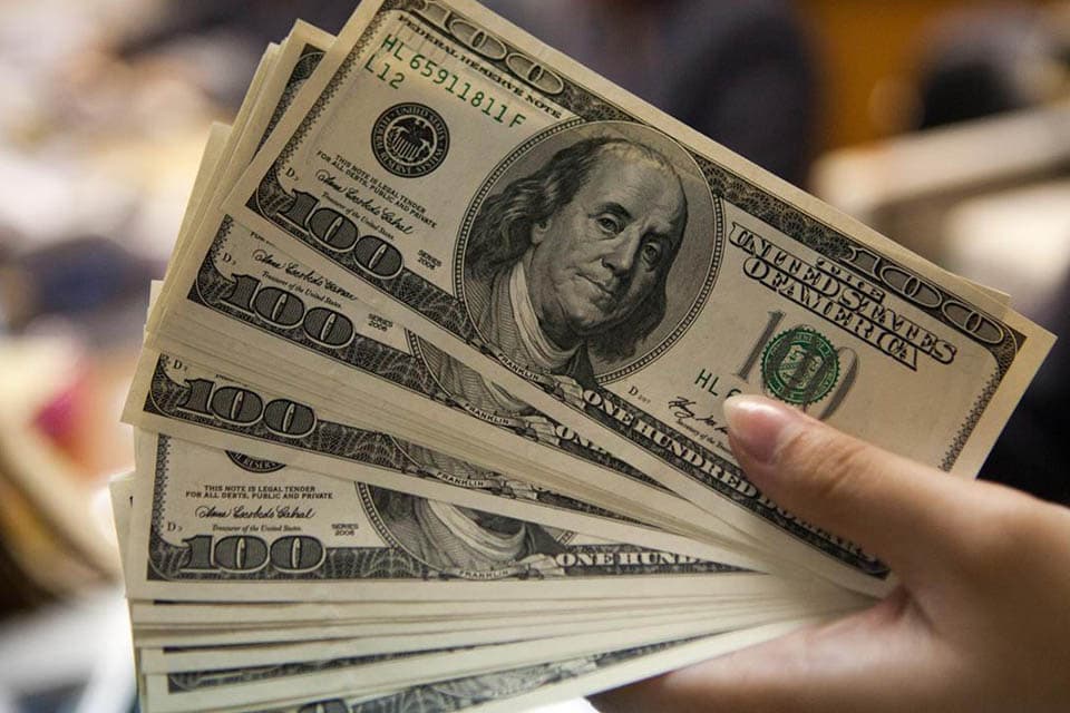 El dólar se dispara a Bs 12,64, su cifra más alta desde la liberalización cambiaria