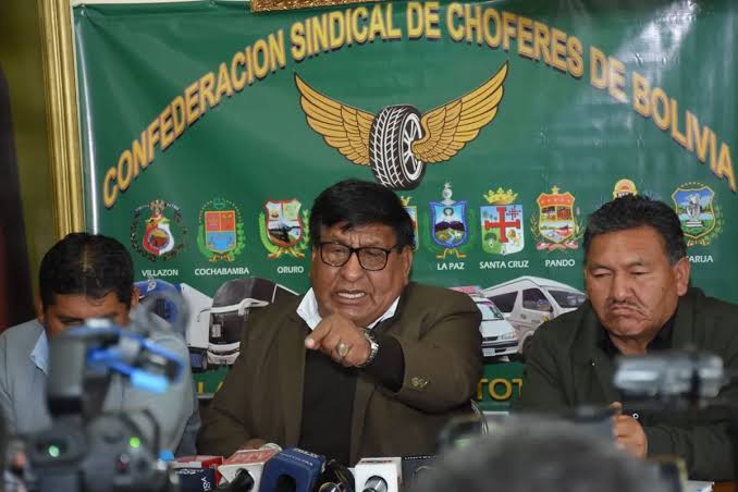 Choferes se movilizan ante aumento del diésel y advierten con paros