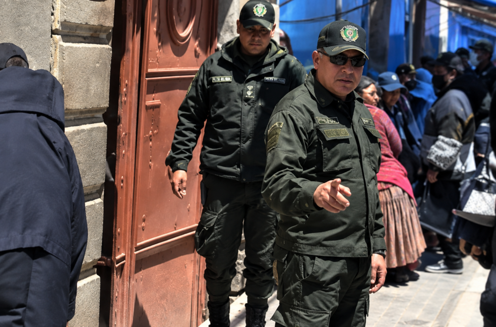Policía Boliviano Sorprende al Conversar en Inglés con un Visitante de EE.UU.