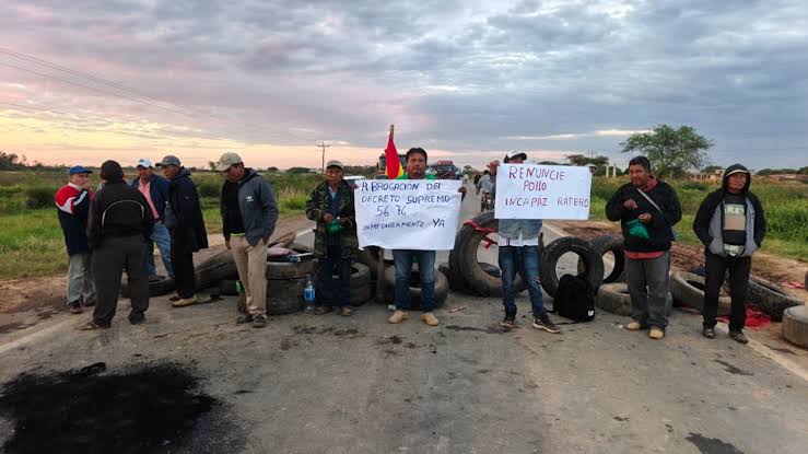 Productores de Santa Cruz bloquean rutas por rechazo al Decreto Supremo 5676