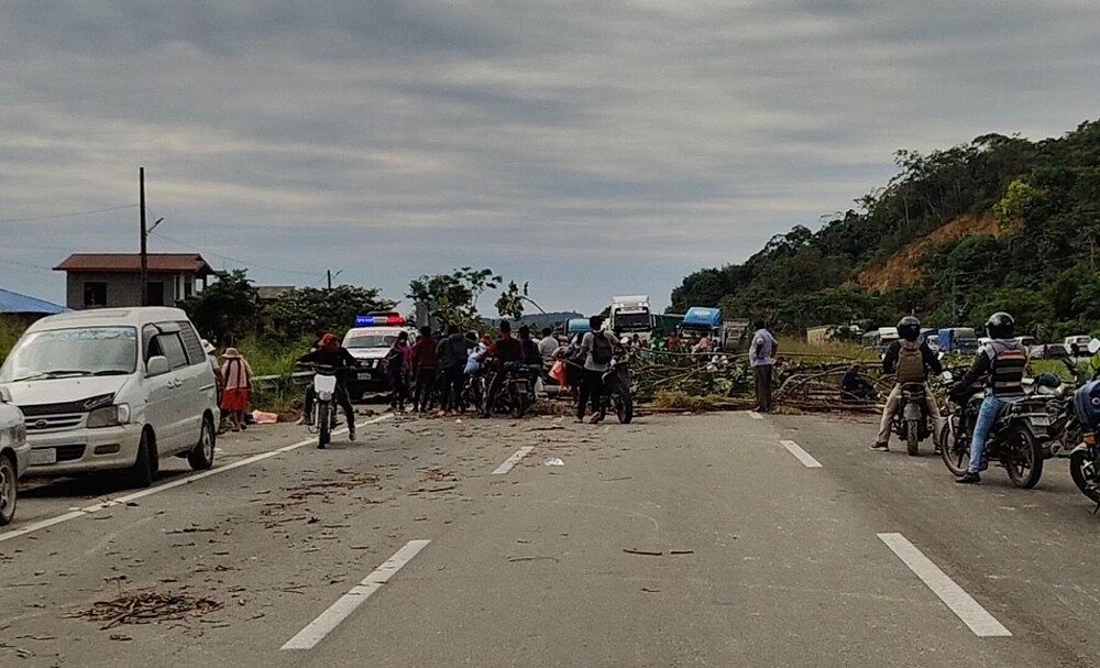 Estudiantes de Unibol bloquean indefinidamente la carretera Cochabamba–Santa Cruz