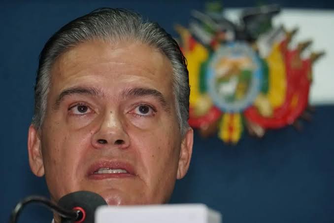 Justiniano es criticado por acudir a Washington en medio de crisis militar
