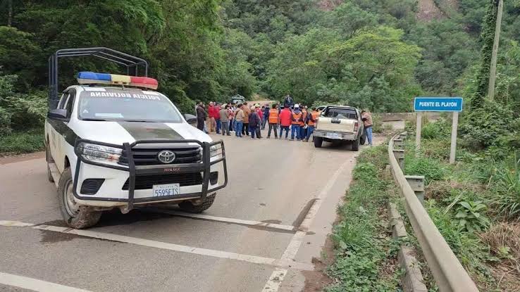 Transportistas de Valles Cruceños plantean bloqueo indefinido por mal estado de carreteras