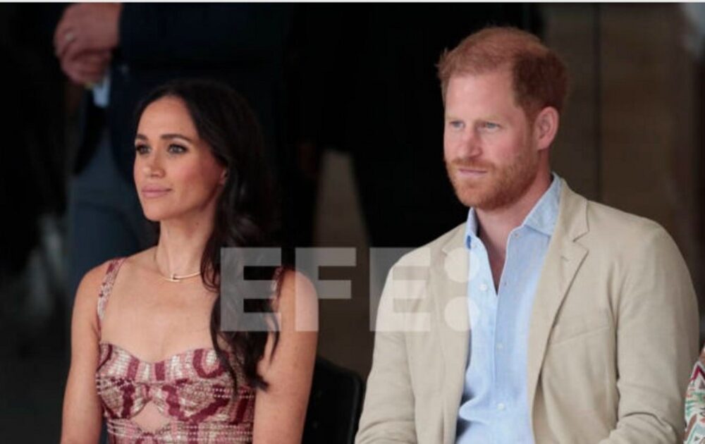 Carlos III reafirma que Enrique y Meghan permanecen fuera de la familia real