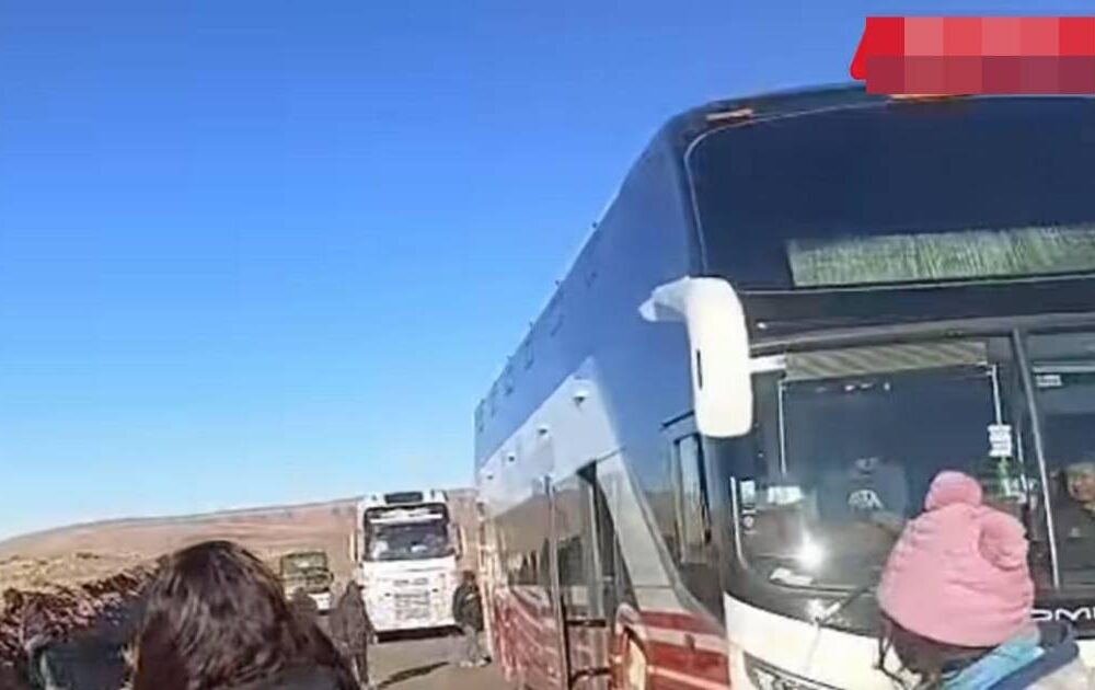 Tensión en la carretera: bus con 35 pasajeros emboscado y apedreado