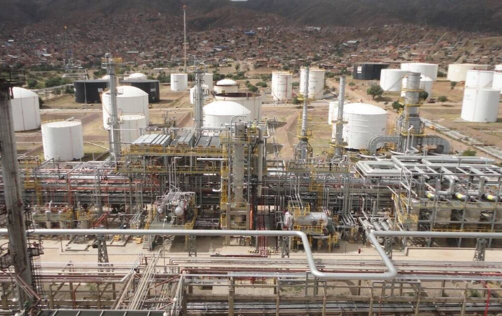 Reactivan producción de combustibles en refinerías bolivianas