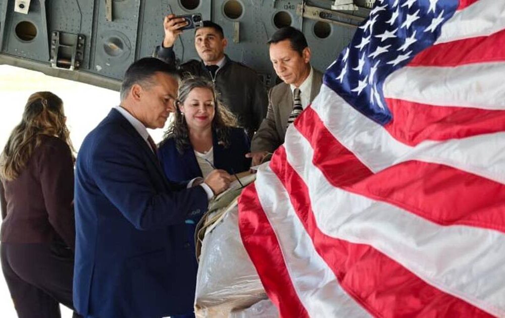 Colaboración de Estados Unidos con las FFAA bolivianas: entrega de escudos y raciones secas
