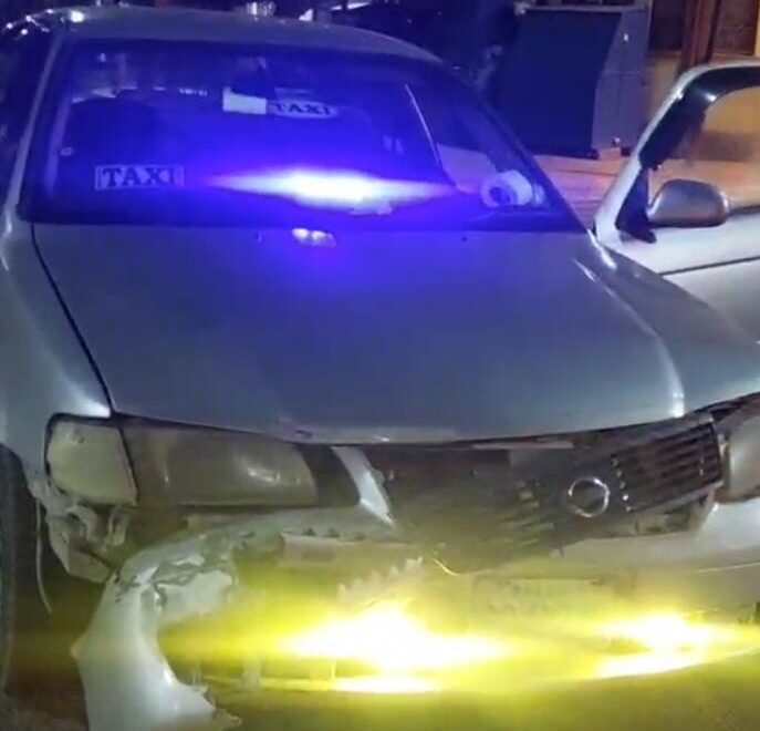 Colisión entre minibús y vagoneta provoca severos daños materiales