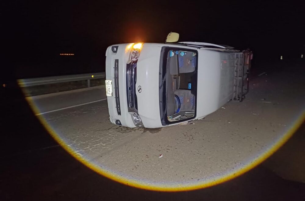 Accidente de minibús en la carretera La Paz-Oruro tras agotamiento del conductor