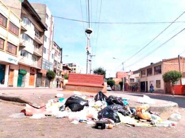 Sancionan a siete infractores por arrojar basura en Potosí