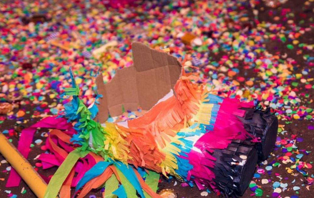 Incidente en celebración: Caída sorpresiva durante la piñata