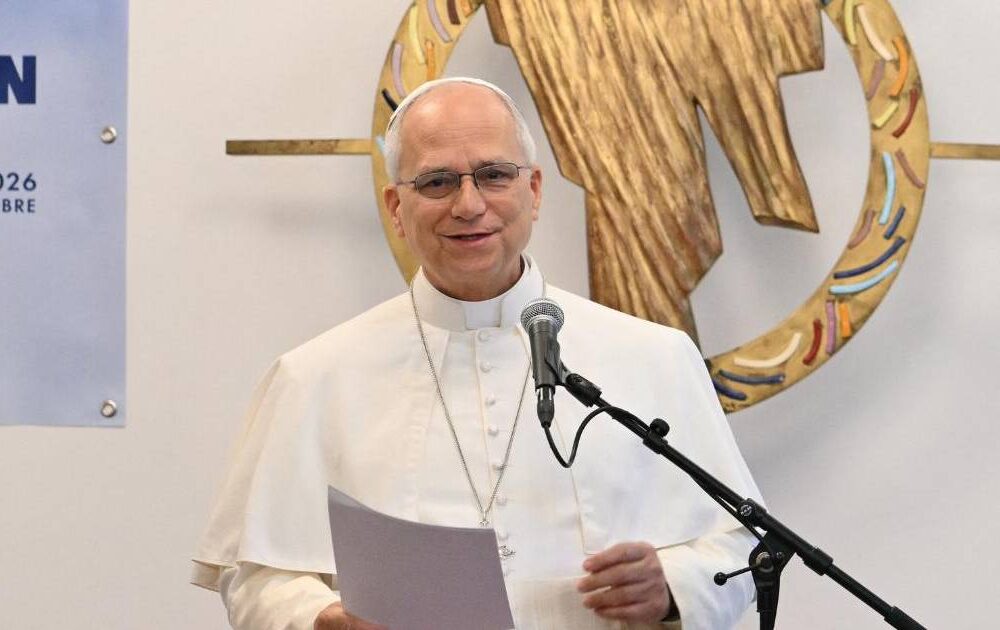 El papa León XIV aboga por la convivencia en dignidad y paz durante su visita a migrantes en París