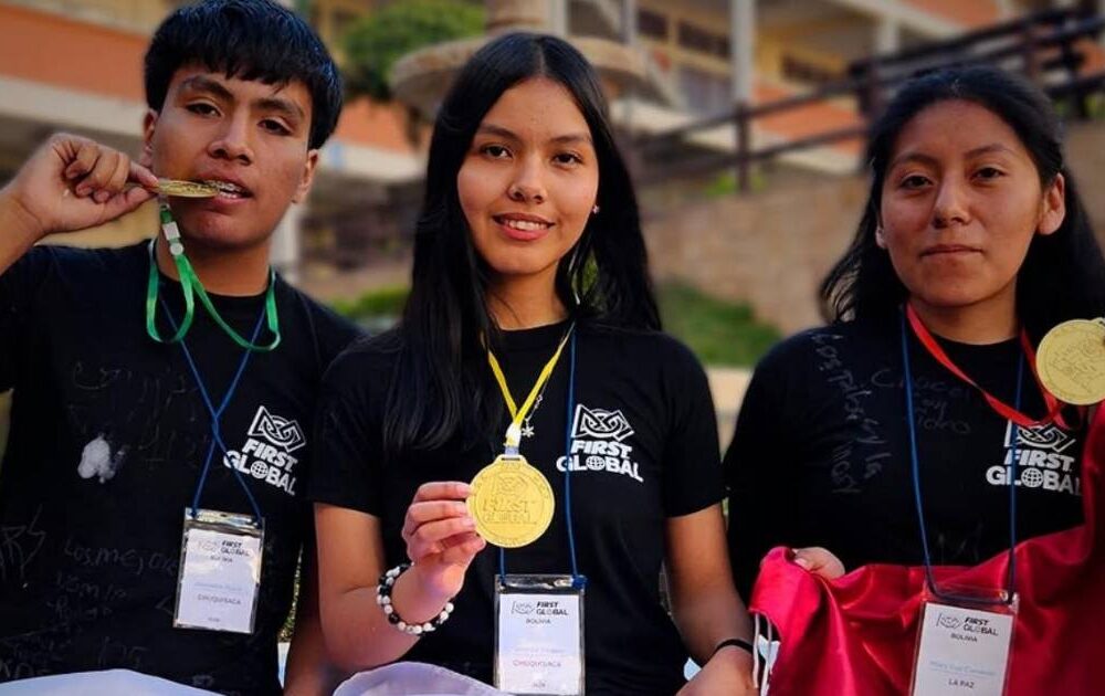 Tres jóvenes bolivianos se preparan para representar al país en una competencia internacional de robótica