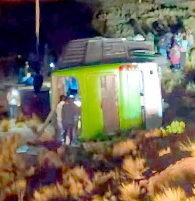 Volcadura de bus escolar en Chuquisaca deja varios heridos