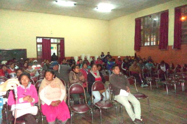 Reunión de Padres de Familia para Evaluar Desayuno Escolar en Potosí