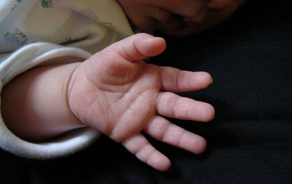 Confusión en el Hospital de Potosí exige pruebas de ADN para identificar a las madres de gemelas
