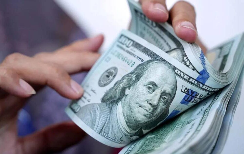 El dólar oficial supera los Bs 12 y el BCB anuncia medidas monetarias