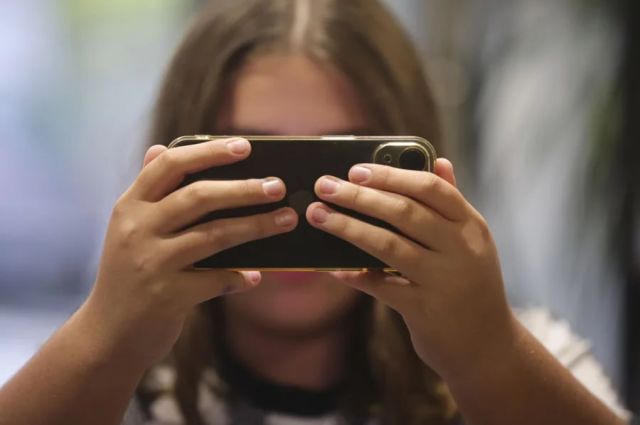 California implementa prohibición de algoritmos adictivos en redes sociales para menores de 16 años