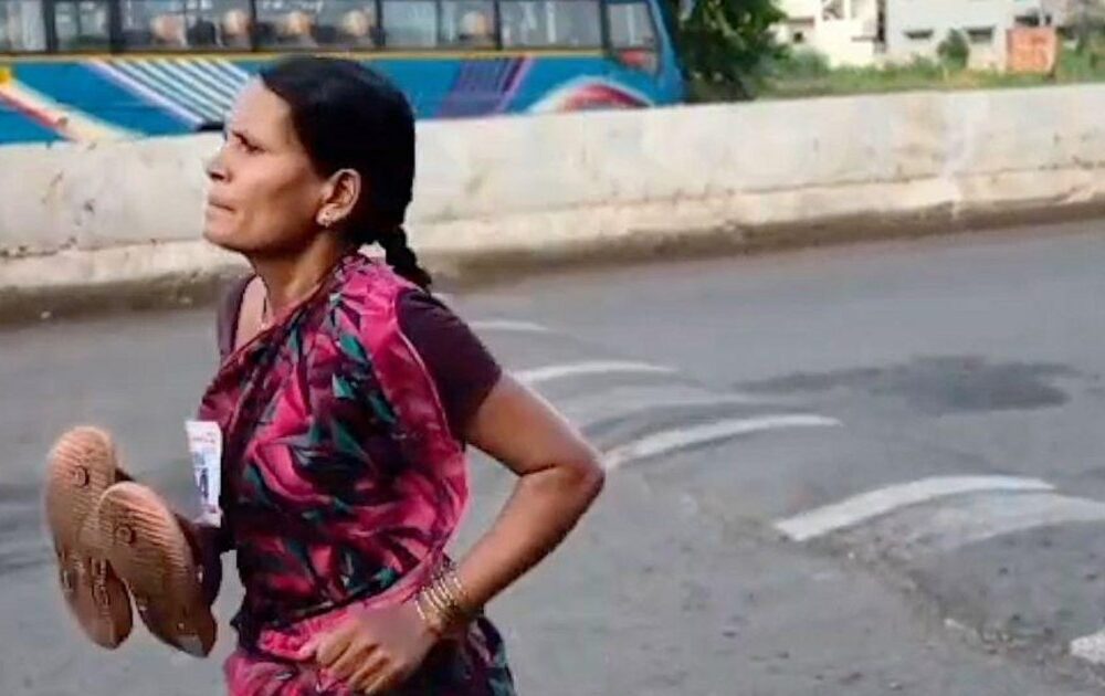 La madre que corrió descalza por la educación de su hija se vuelve un símbolo de lucha en India
