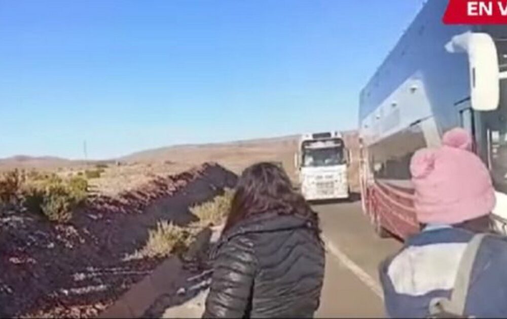 Conflicto de transporte en Uyuni culmina con ataque a bus
