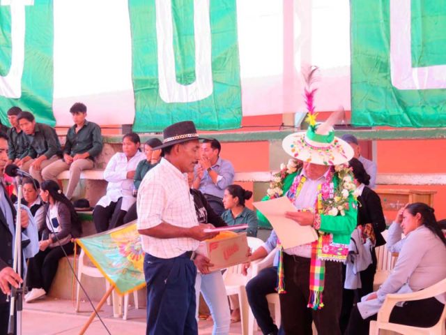 Entrega de ítems educativos en el norte de Potosí