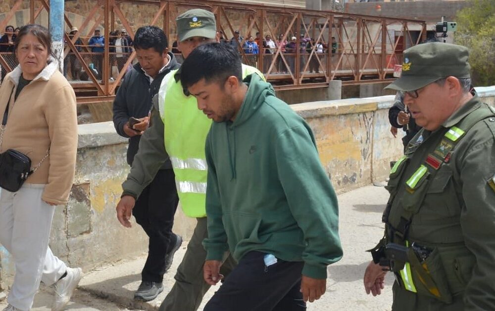 Cabo de Policía Federal argentino vuelve a casa tras su expulsión de Bolivia