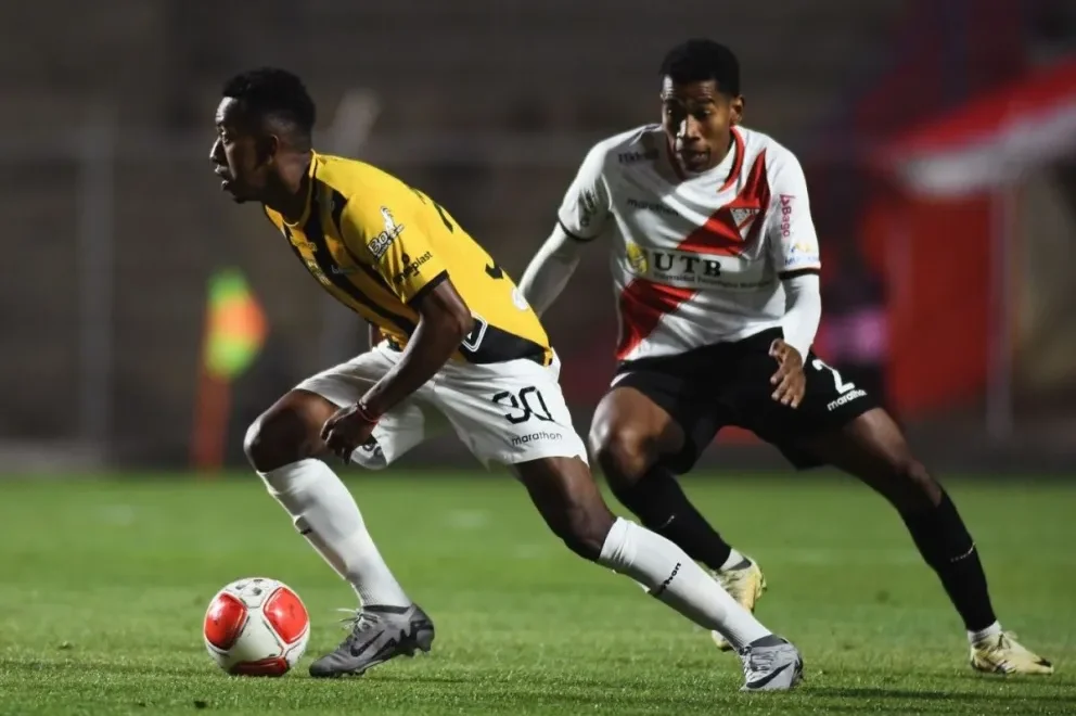 Bolívar y The Strongest se consolidan en la cima del fútbol boliviano