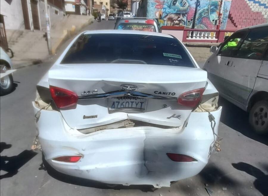 Accidente vehicular en Oruro involucra a cinco vehículos