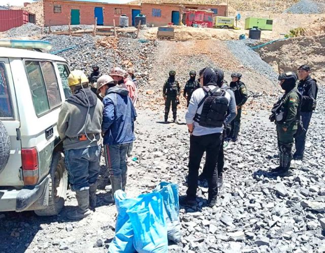 Detienen a 12 supuestos jucus en operación minera