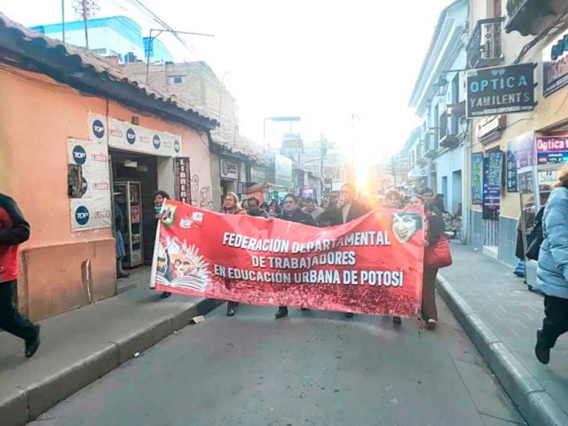 Educadores de Potosí protestan por la crisis económica