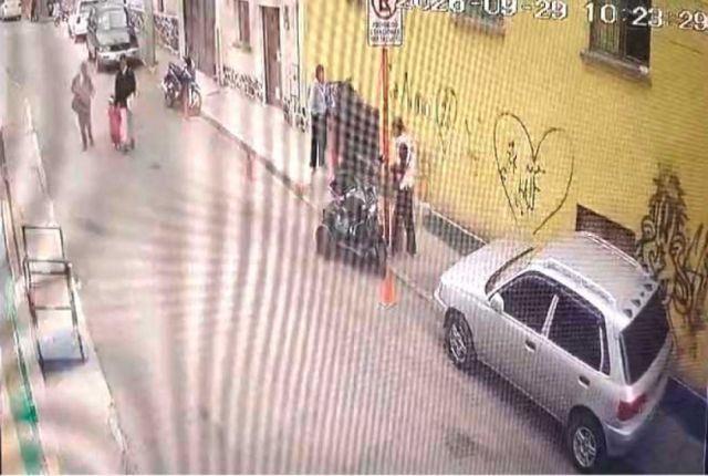 Hombre ebrio intenta robar motocicleta eléctrica y escapa al ser descubierto
