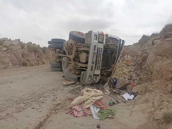 Accidente de camión en la ruta Carhuaycollo-Potosí provoca una muerte