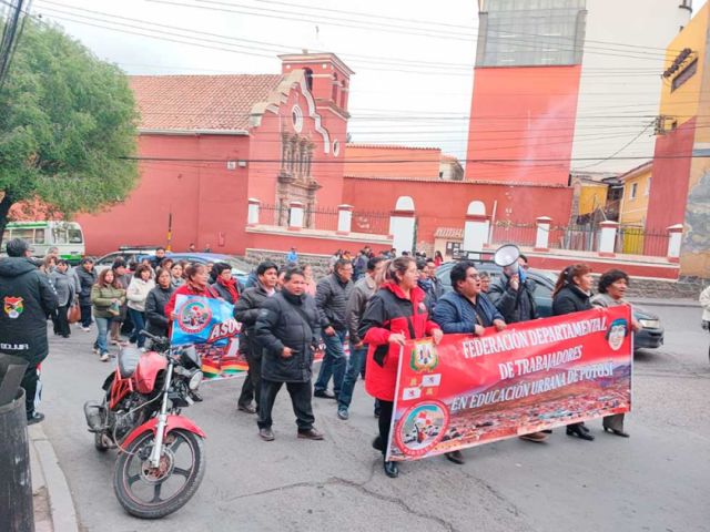 Maestros urbanos en Potosí continúan con sus protestas