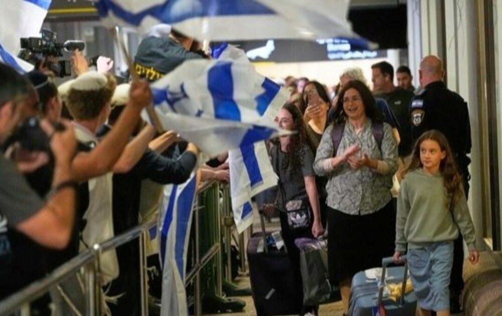 Sobrevivientes de vuelo Dubái-Tel Aviv narran momentos de terror