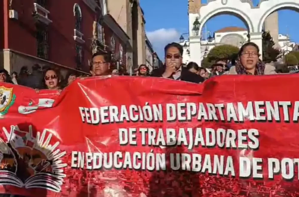 Protesta de maestros en Potosí demanda la derogación de decretos y mejores condiciones salariales