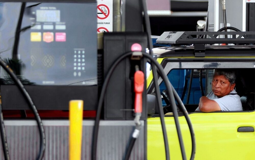 Irregularidades en el abastecimiento de gasolina: una vagoneta carga más del doble de su capacidad