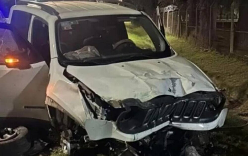 Conducía a 140 km/h y terminó estrellándose contra un poste